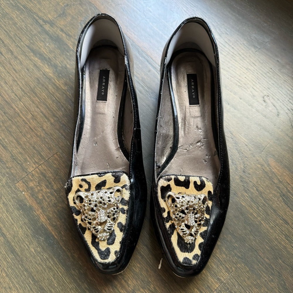 Array ladies black patent leopard print shoe with leopard medallion size 8